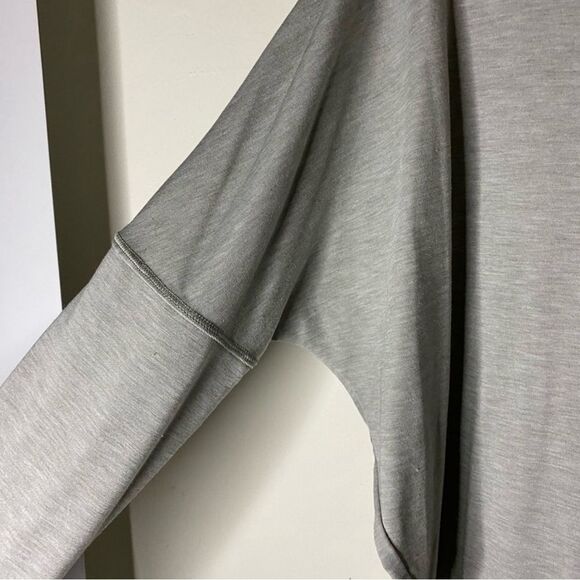 Athleta Essence Flow Long Sleeve Tee in Sage Size XS - Picture 5 of 8